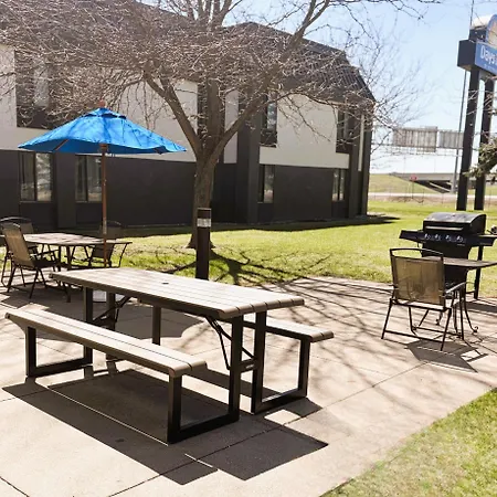 Days Inn By Wyndham Fargo - West Acres